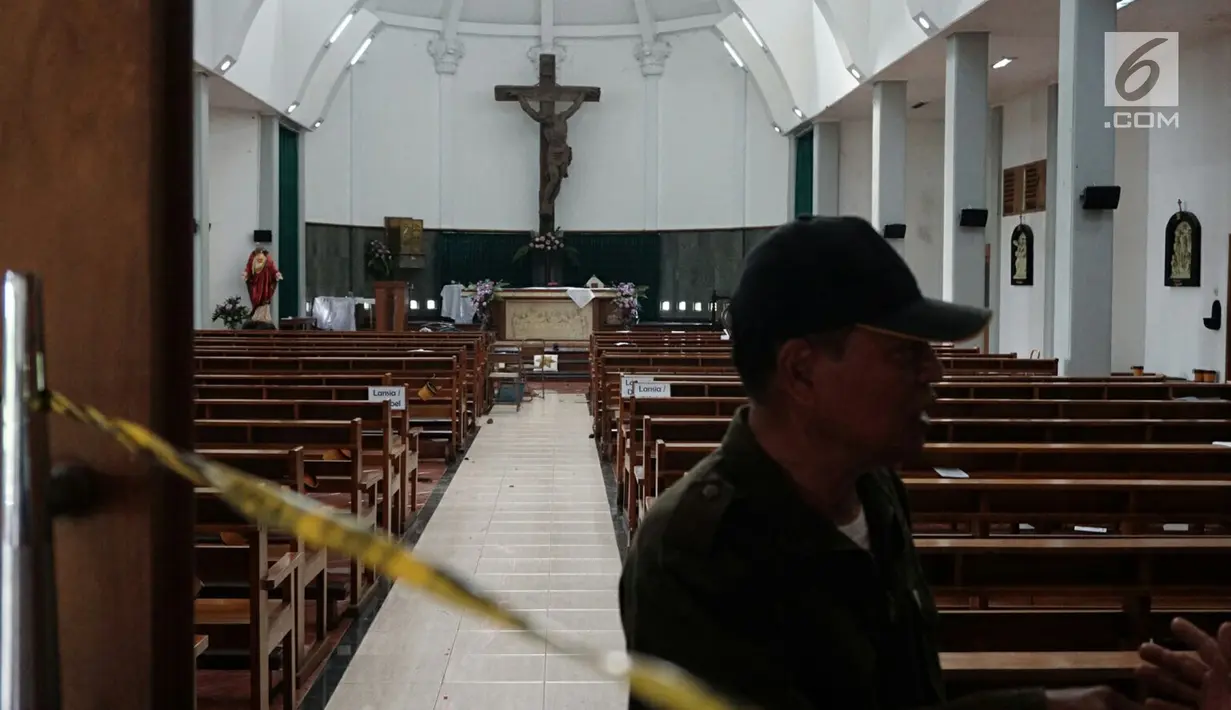 Kondisi dalam ruangan usai penyerangan Gereja St Lidwina Bedog, Sleman, Yogyakarta, Minggu (11/2). (Liputan6.com/Arya Manggala)