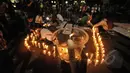 Aktivis saat menggelar aksi seribu lilin untuk save Mary Jane di depan Istana Merdeka, Jakarta, Minggu (26/4/2015). Aksi tersebut meminta eksekusi atas Mary Jane dibatalkan. (Liputan6.com/Faial Fanani)