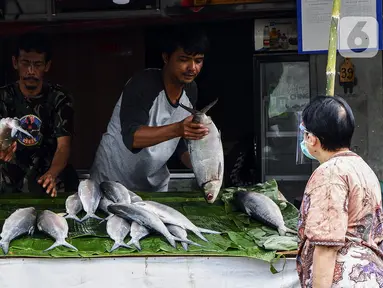 Pedagang ikan bandeng melayani pembeli di kawasan Rawa Belong, Jakarta Barat, Rabu (10/2/2021). Jelang Tahun Baru Imlek 2021, para pedagang ikan bandeng mulai bermunculan di Rawa Belong. (Liputan6.com/Johan Tallo)