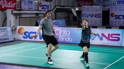 Mantan pebulu tangkis Indonesia, Debby Susanto dan selebritas, Rafael Tan mengembalikan kok ke arah mantan pebulu tangkis Indonesia, Mohammad Ahsan (kiri) dan penyanyi sekaligus selebritas Indonesia, Ziva Magnolya laga semifinal Turnamen Olahraga Selebriti Indonesia (TOSI) Season 4 di GOR UNJ, Rawamangun, Jakarta, Minggu (02/11/2025). (Bola.com/Bagaskara Lazuardi)