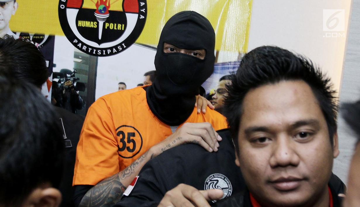 Aktor Tora Sudiro saat dihadirkan dalam jumpa pers kepemilikan psikotropika di Mapolres Jakarta Selatan, Jumat (04/08). Tora Sudiro dan Mieke Amalia terjerat kasus penggunaan obat yang dibatasi peredarannya. (Liputan6.com/Herman Zakharia)