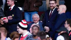 Pelatih legendaris Setan Merah, Sir Alex Ferguson, tampak tersenyum melihat Manchester United sukses melaju ke final Liga Europa 2024/2025 usai mengandaskan Athletic Bilbao dalam laga leg kedua semifinal yang dihelat di Old Trafford, Jumat (9/5/2025) dini hari WIB. (AP Photo/Dave Thompson)