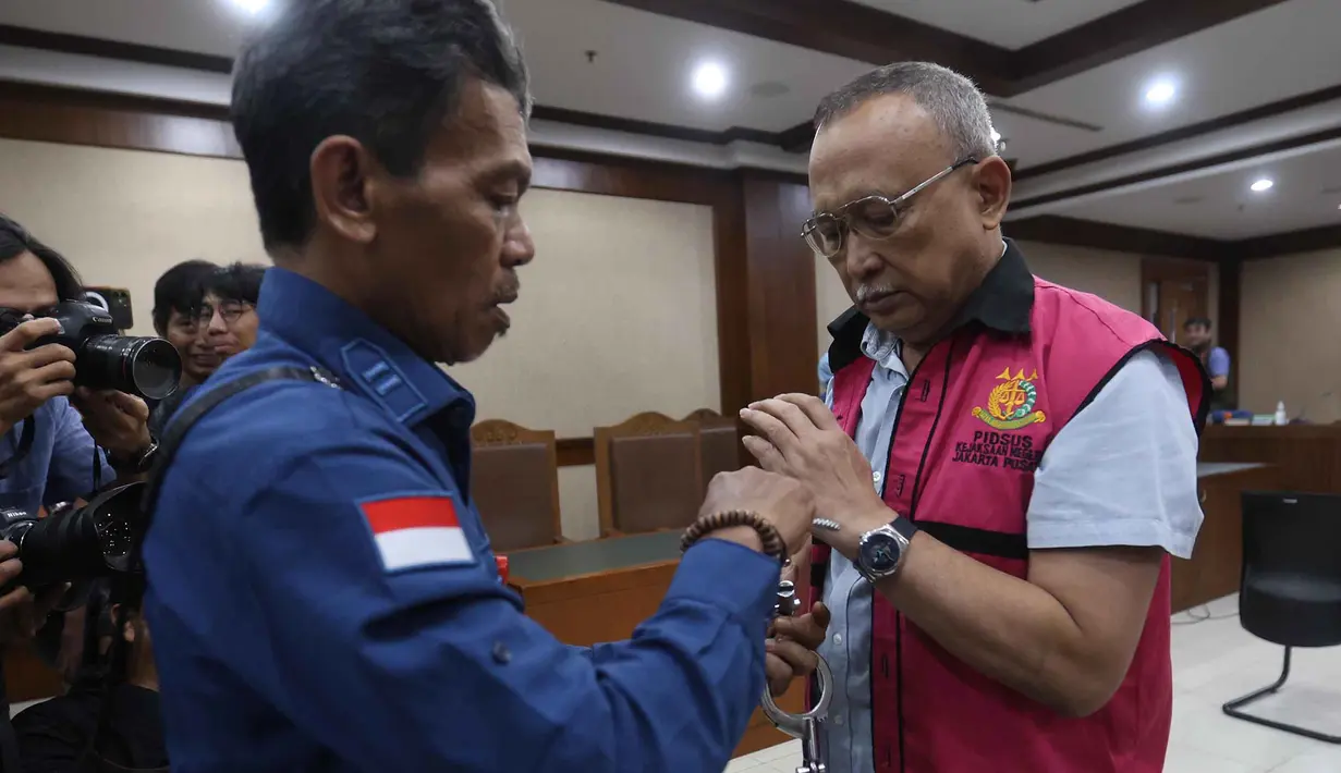 Terdakwa kasus dugaan korupsi tata kelola minyak mentah, Hanung Budya Yuktyanta (kanan) usai mengikuti sidang pembacaan tuntutan di Pengadilan Tindak Pidana Korusi (Tipikor), Jakarta, Kamis (23/4/2026). (Kapanlagi.com/Budy Santoso)