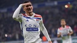 Pemandu bakat Liverpool dan Manchester City dikabarkan sering membahas kehebatan Houssem Aouar gelandang Lyon berusia 21 tahun ini. Dibutuhkan dana hingga 53 juta pounds untuk membawa pemain ini dari Lyon. (AFP/Roman Lafabregue)