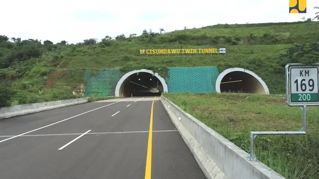 Kementerian PUPR menurunkan tim Ditjen Bina Marga bersama Komite Keselamatan Jembatan dan Terowongan Jalan (KKJTJ) untuk melakukan inspeksi kondisi Terowongan Tol Cisumdawu yang dikabarkan retak akibat gempa Sumedang. (Dok Kementerian PUPR)