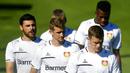 Para pemain Bayer Leverkusen saat sesi latihan jelang laga Liga Europa di Leverkusen, Jerman, Selasa (4/8/2020). Bayer Leverkusen akan berhadapan dengan Glasgow Rangers. (AP Photo/Sascha Schuermann, pool)