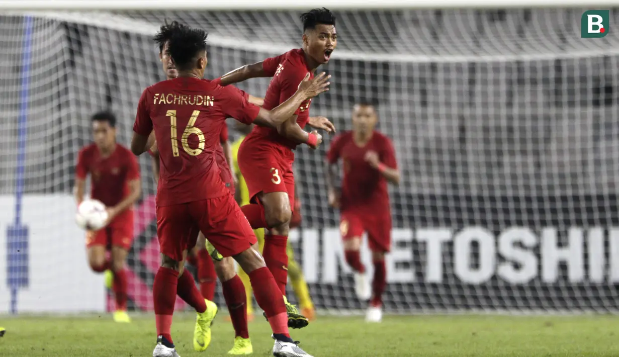 Bek Timnas Indonesia, Alfath Faathier, merayakan gol yang dicetaknya ke gawang Timor Leste pada laga Piala AFF 2018 di SUGBK, Jakarta, Selasa (13/11). Indonesia menang 3-1 atas Timor Leste. (Bola.com/Yoppy Renato)