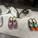 Rahasia Senyap Vans Merayap Jadi Raksasa Mode Dunia