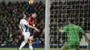 Pemain Manchester United, Wayne Rooney menyundul bola melewati pemain West Bromwich Albion pada laga Premier League di The Hawthorns stadium, West Bromwich, (17/12/2016). MU menang 2-0. (AFP/Oli Scarff) 