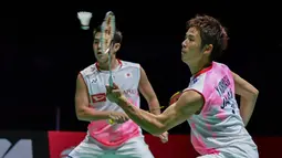 Pasangan Jepang, Takuro Hoki/Yugo Kobayashi, saat melawan wakil Indonesia, Hendra Setiawan/Mohammad Ahsan pada Kejuaraan Dunia Bulutangkis 2019 di Swiss, Minggu (25/8). Indonesia menang 25-23, 9-21, 21-15. (AFP/Fabrice Coffrini)