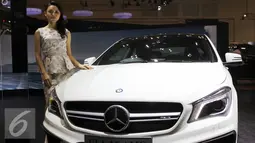 Seorang wanita cantik berpose dengan salah satu mobil yang dipamerkan pada Auto Show GIIAS 2015, Jakarta, Jumat (21/8/2015). Kehadiran para wanita cantik menjadi warna tersendiri pada acara pameran tersebut. (Liputan6.com/Helmi Afandi)