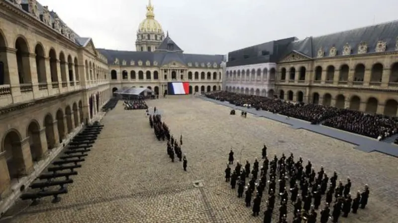 Sekitar 2.600 tamu menghadiri upacara penghormatan untuk para korban teror Paris