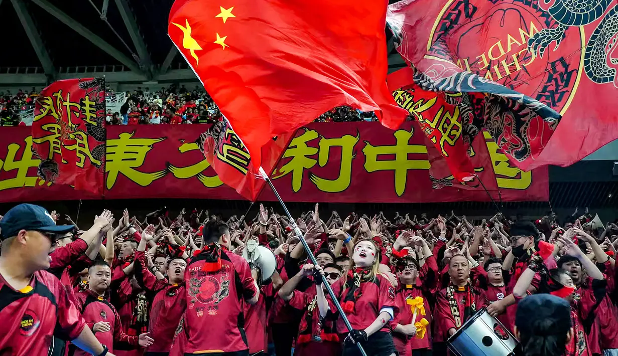 Para suporter China memberikan dukungan kepada tim mereka saat bertanding melawan Timnas Indonesia pada laga lanjutan putaran ketiga Grup C Kualifikasi Piala Dunia 2026 di Qingdao Youth Stadium, Qingdao, China, Selasa (15/10/2024). (AFP)