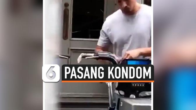 VIDEO Tak Pakai Masker Pria ini Justru Pasang Kondom di 