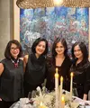 Novita Angie hadir mengenakan kemeja sleeveless hitam dipadukan celana panjang warna serasi. Tampilannya dilengkapi dengan kalung mutiara dengan liontin pita. [@cuttaryofficial]