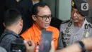 Bupati Lampung Tengah, Ardito Wijaya berjalan menuju mobil tahanan usai dihadirkan pada rilis penetapan status tersangka sekaligus penahanan di Gedung Merah Putih Komisi Pemberantasan Korupsi (KPK), Jakarta, Kamis (11/12/2025). (Liputan6.com/Helmi Fithriansyah)