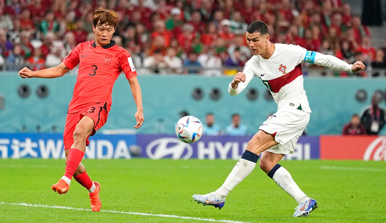 Pemain Portugal Cristiano Ronaldo berusaha dihalau pemain Korea Selatan Kim Jin-su saat mencoba mencetak gol pada pertandingan sepak bola Grup H Piala Dunia 2022 di Education City Stadium, Al Rayyan, Qatar, 2 Desember 2022. Korea Selatan melaju ke babak 16 besar Piala Dunia 2022 usai menaklukkan Portugal dengan skor 2-1. (AP Photo/Ariel Schalit)
