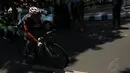 Salah satu pebalap terus mengayuh untuk menjadi yang tercepat di Stage I Tour De Banyuwangi Ijen di Banyuwangi Jawa Timur, (16/10/2014). (Liputan6.com/Helmi Fithriansyah)
