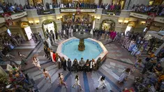 Model memamerkan koleksi sekelompok desainer Rusia di dalam department store GUM dengan banyak butik ditutup karena sanksi selama pembukaan Fashion Week di Moskow, Senin (20/6/2022). Pekan Mode Moskow yang dijadwalkan pada 20 hingga 26 Juni 2022, akan menjadi acara penting bagi ibukota Rusia. (AP Photo/Alexander Zemlianichenko)