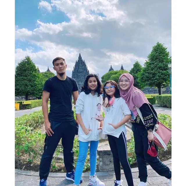 6 Potret Kebersamaan Putri Okie Agustina dan Ayah Sambungnya, Penuh Kehangatan