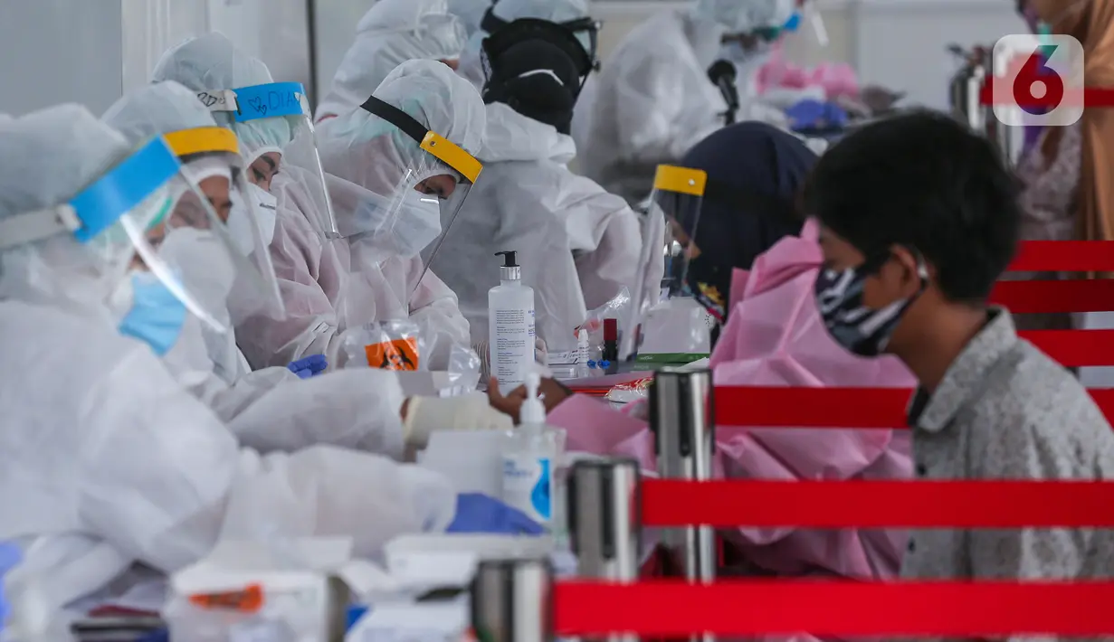 Tenaga medis melakukan rapid test massal Badan Intelijen Negara (BIN) di lapangan Kecamatan Pamulang, Tangerang Selatan, Kamis (2/7/2020). BIN sediakan 1.000 rapid test karena wilayah Pamulang merupakan zona merah penyebaran Covid-19. (Liputan6.com/Fery Pradolo)