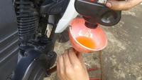 Takaran oli pada mesin sepeda motor telah ditentukan oleh pabrikan.