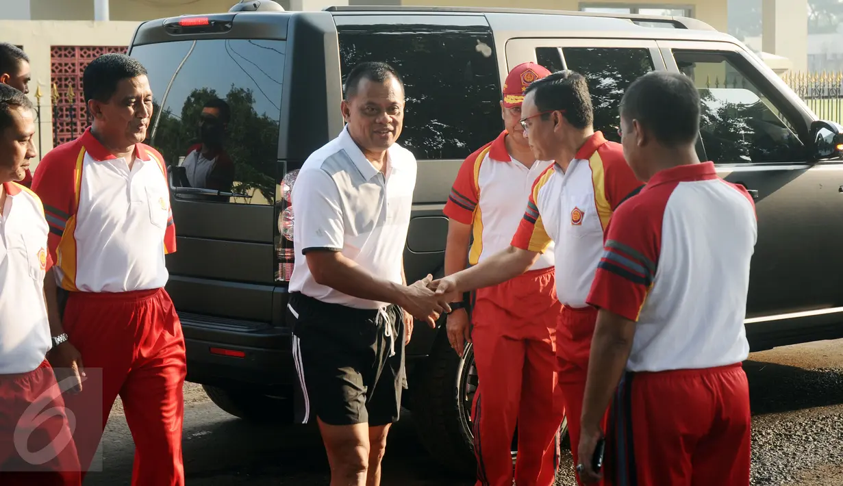 Panglima TNI, Jenderal TNI Gatot Nurmantyo (tengah) saat tiba untuk berolahraga bersama ratusan prajurit TNI di Lapangan Kohanudnas Halim Perdanakusuma Jakarta, Jumat (4/12/2015). Kegiatan ini rutin dilakukan. (Liputan6.com/Helmi Fithriansyah)