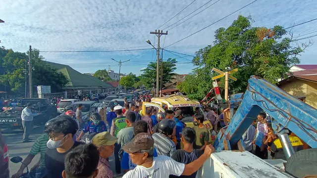 Tabrakan kereta api dengan angkot
