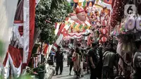 Pengunjung memilih pernak-pernik Hari Kemerdekaan di Pasar Jatinegara, Jakarta, Minggu (2/8/2020). Menjelang perayaan HUT ke-75 Republik Indonesia, Pasar Jatinegara mulai dipadati warga yang ingin mencari beragam pernak-pernik hiasan kemerdekaan. (merdeka.com/Iqbal Nugroho)