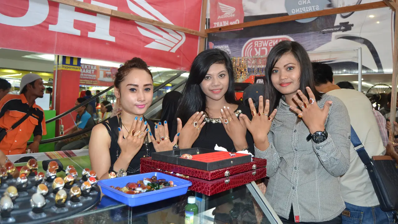 Ribuan Peserta Kontes Batu Akik Bersaing Rebut Piala Danlanan