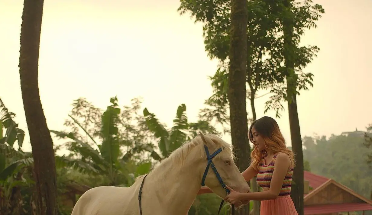 Dikenal sebagai pasangan setia, Angelina Ci juga menyukai alam. Rumah hutan dodit menjadi ajang healing melepas penat. (Liputan6.com/IG/angelinaci_)