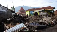 Pencarian korban dilakukan di sekitar sungai dan reruntuhan bangunan yang ada di desa-desa terdampak banjir bandang yang menghantam beberapa wilayah di sekitar Gunung Marapi pada akhir pekan lalu. (AP Photo/ Fachri Hamzah)