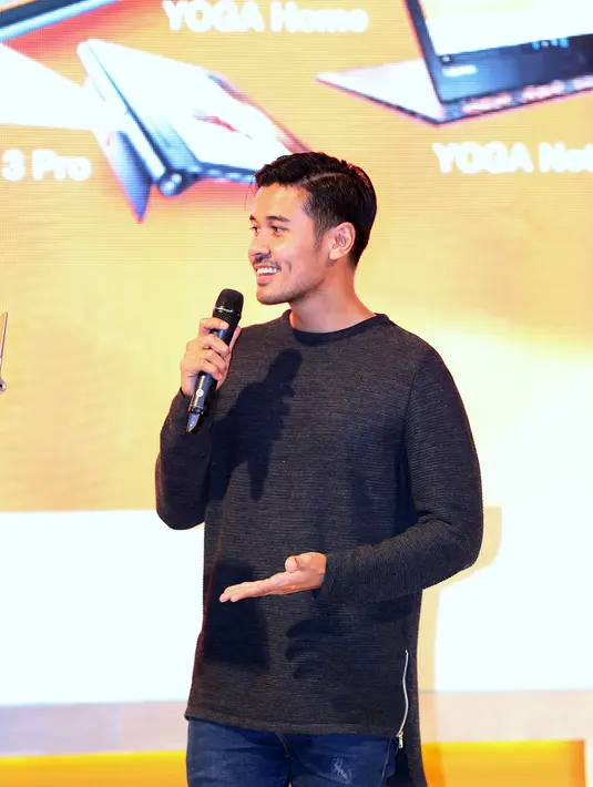 Saat dijumpai di Central Park, Jakarta Barat, Kamis (12/11/2015), aktor pemeran ‘Filosofi Kopi’ ini mengaku jika dirinya baru saja sampai di Jakarta dan tidak sempat untuk mandi terlebih dahulu. (Nurwahyunan/Bintang.com)