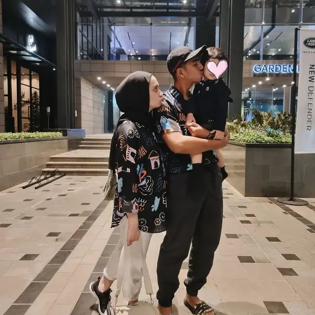 Beredar Video Bareng Amanda Manopo, Ini 6 Potret Keluarga Kecil Arya Saloka