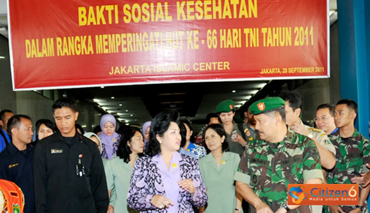 Memperingati Hari TNI ke-66, TNI menggelar pengobatan massal di Islamic Centre Cilincing, Kecamatan Koja, Jakarta Utara. 