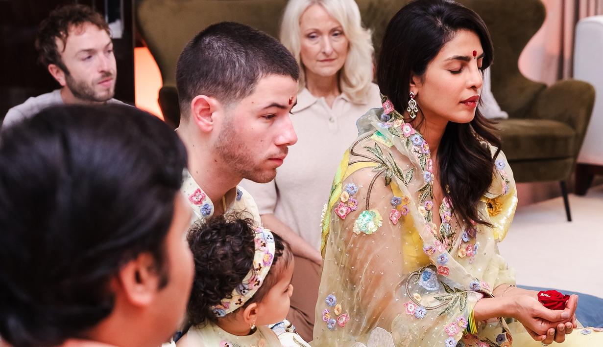 <p>Kain berwarna limau itu berasal dari koleksi Couture Festive 2024 milik desainer Nargis, yang ia padukan dengan blus kuning. (Foto: Intagram/ priyankachopra)</p>