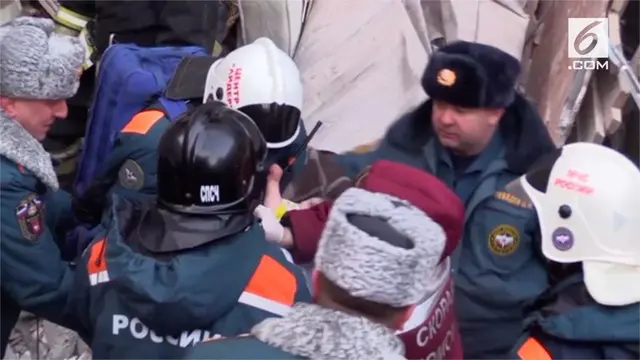 Tim penyelamat menemukan bayi laki-laki tertimbun reruntuhan apartemen di Rusia. Bayi tersebut diketahui tertimbun selama 35 jam.