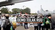 Mahasiswa dari beberapa universitas di Indonesia menggeruduk Kantor DPR RI. Mereka mengatasnamakan Aliansi Mahasiswa Indonesia meneriakkan yel-yel guna mendesak anggota dewan membatalkan revisi UU KUHP dan UU KPK.