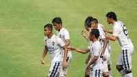 Para pemain Bali United merayakan gol yang dictak Miftahful Hamdy (kiri) saat melawan PSM Makasar pada laga Trofeo Persija di Stadion Utama Gelora Bung Karno, Jakarta, Sabtu (9/4/2016). (Bola.com/Nicklas Hanoatubun)