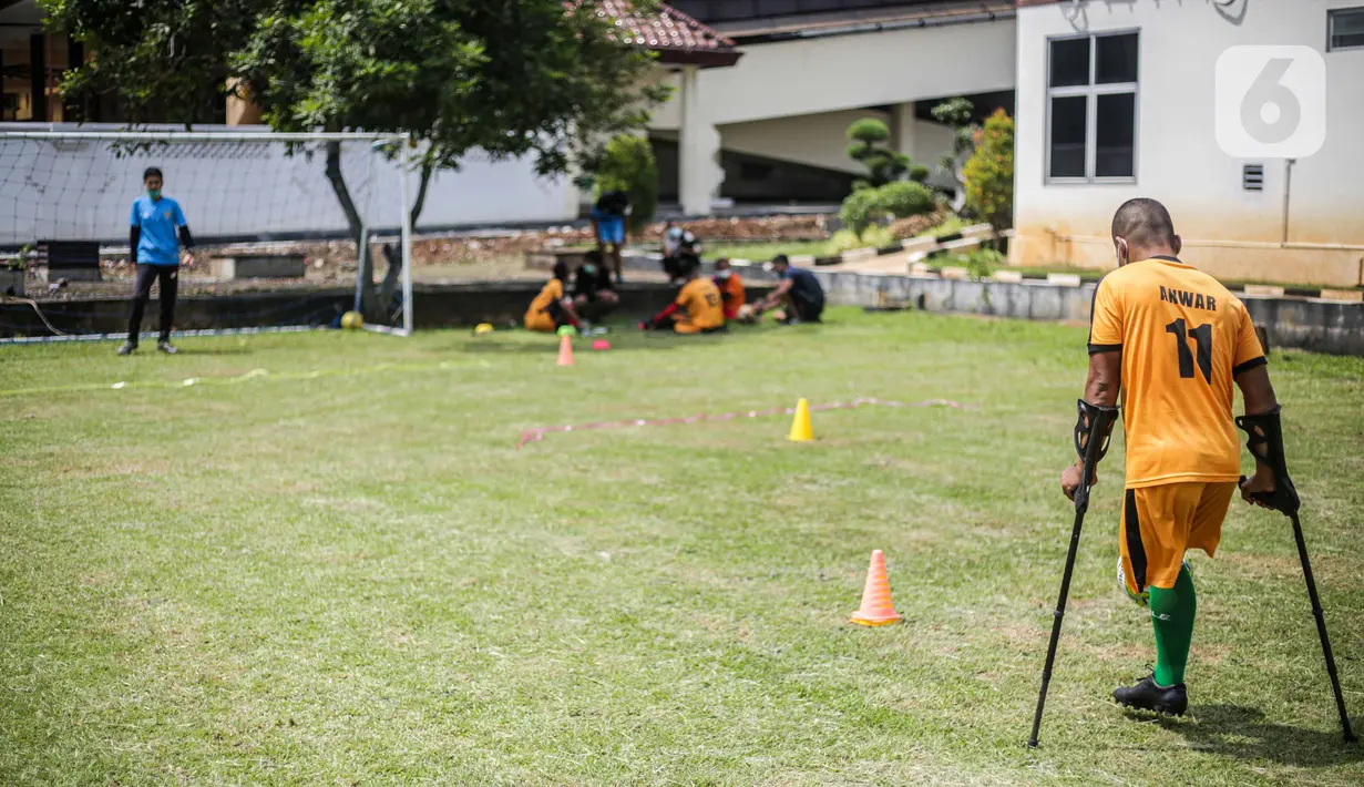 Suasana latihan Tim Macan Amputasian di Jakarta, Sabtu (28/11/2020). Latihan tersebut dilakukan dalam rangka persiapan Piala Gubernur DKI tahun 2021 (Liputan6.com/Faizal Fanani)