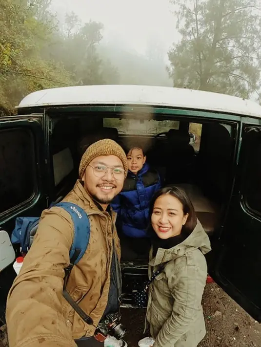 Momen kebersaam Astrid dan keluarganya ini pun terlihat saat ia mengunggah potretnya bersama suami maupun anaknya. Apalagi ia pun beberapa kali melakukan liburan bersama keluarga kecilnya. (Liputan6.com/IG/@astridbasjar)