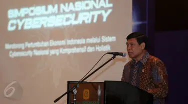 Menteri Koordinator bidang Politik, Hukum dan Keamanan, Tedjo Edhy Purdijatno membuka acara Simposium Nasional Cybersecurity (SNCS) menggantikan Presiden Joko Widodo yang berhalangan hadir, Jakarta, Rabu (3/6/2015). (Liputan6.com/Faizal Fanani)