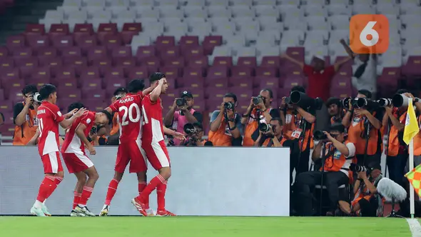 Pemain Timnas Indonesia U-23, Jens Raven (kiri) melakukan selebrasi bersama Robi Darwis setelah mencetak gol ke Brunei dalam laga Grup A Piala AFF U-23 2025 di Stadion Utama Gelora Bung Karno (SUGBK), Senayan, Jakarta, Selasa (15/07/2025). (Bola.com/M Iqbal Ichsan)