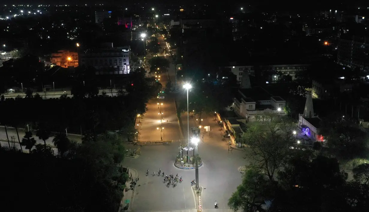 Sebuah jalan terlihat sepi di Prayagraj, India, Minggu (29/3/2020). Perdana Menteri India Narendra Modi meminta maaf kepada publik karena memaksakan kebijakan lockdown selama tiga minggu. (AP Photo/Rajesh Kumar Singh)