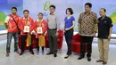 Eko Yuli Irawan dan Sri Wahyuni Agustiani mendapat penghargaan dari Emtek Group yang diserahkan oleh Vice President Director Emtek Group, Sutanto Hartono (tengah), saat hadir di Studio SCTV, SCTV Tower, Jakarta, Selasa (16/8/2016). (Bola.com/Arief Bagus)