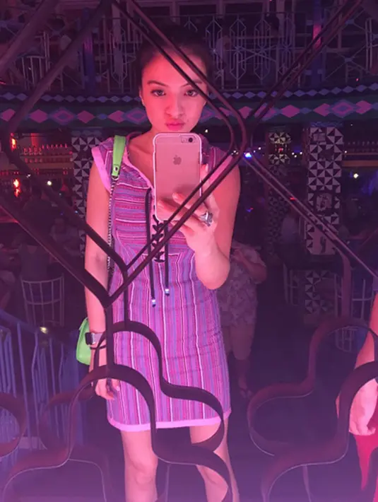 "Suatu hari saya monyong-monyongin gitu terus tiba-tiba kok orang jadi pada ikut monyong, oh terus ya udah. Itu ciri khas saya dan nggak bikin pegel," imbuh pemeran film Surga Yang Tak Dirindukan 2. (Instagram/ralineshah)