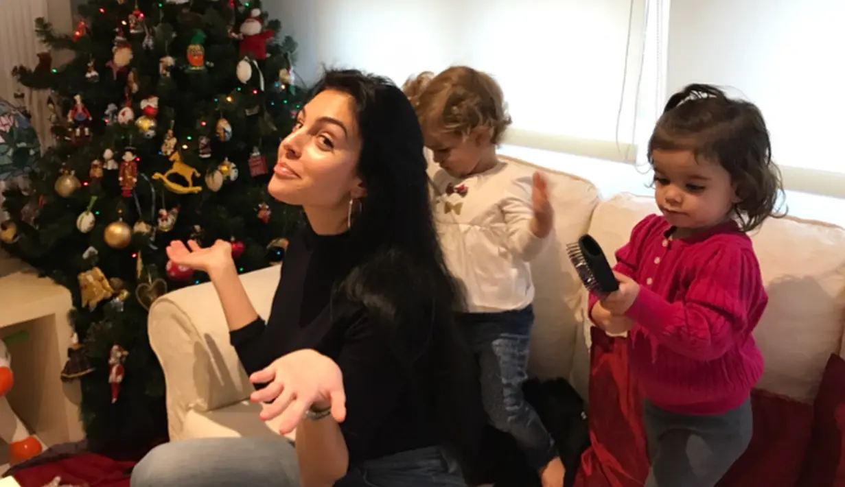 Hal ini juga dirasakan Georgina Rodriguez, kekasih Cristiano yang telah resmi menyandang status sebagai ibu. Kebahagiaan sangat dirasakan Georgina saat mengurus buah hatinya sendiri. (Instagram/georginagio)