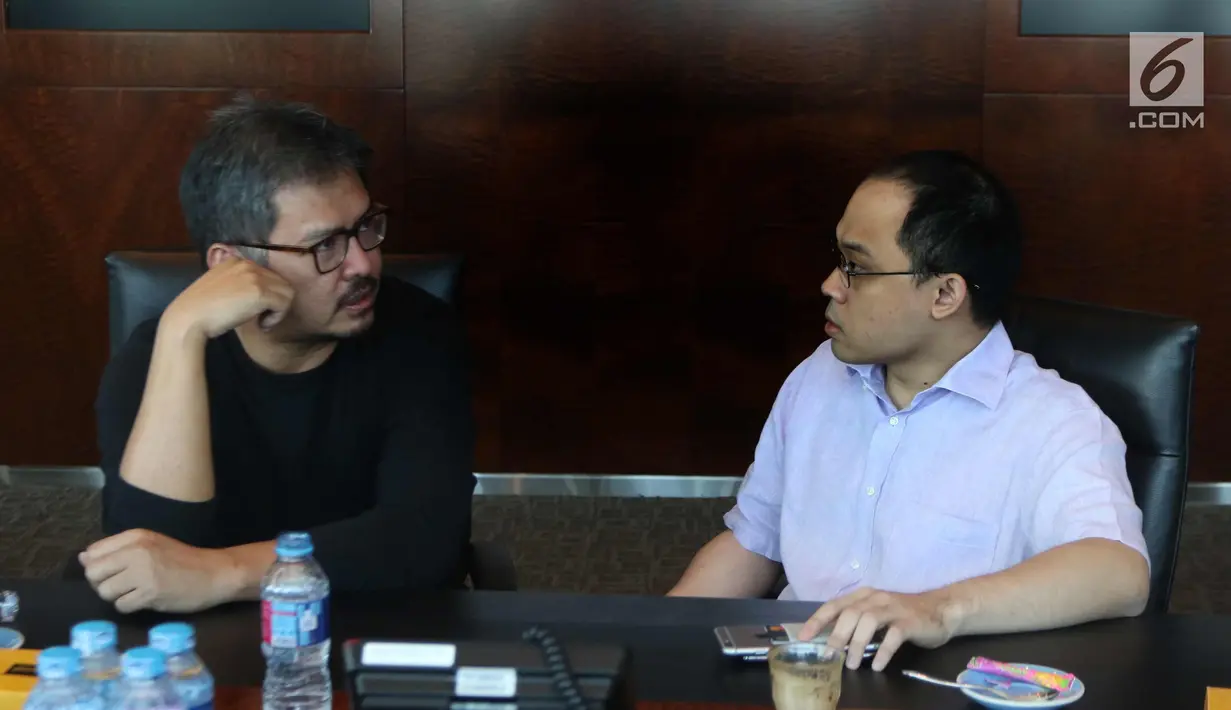 CEO KMK Online Adi Sariaatmadja (kanan) dan CEO KLN Steve Christian berbincang usai menandatangani Akta Penggabungan (merger) PT Liputan6.com dan PT KLN, Jakarta, Kamis (29/3). Merger ini melahirkan KapanLagi Youniverse. (Liputan6.com/Arya Manggala)