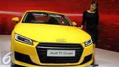 Seorang wanita cantik berpose dengan salah satu mobil yang dipamerkan pada Auto Show GIIAS 2015, Jakarta, Jumat (21/8/2015). Kehadiran para wanita cantik menjadi warna tersendiri pada acara pameran tersebut. (Liputan6.com/Helmi Afandi)