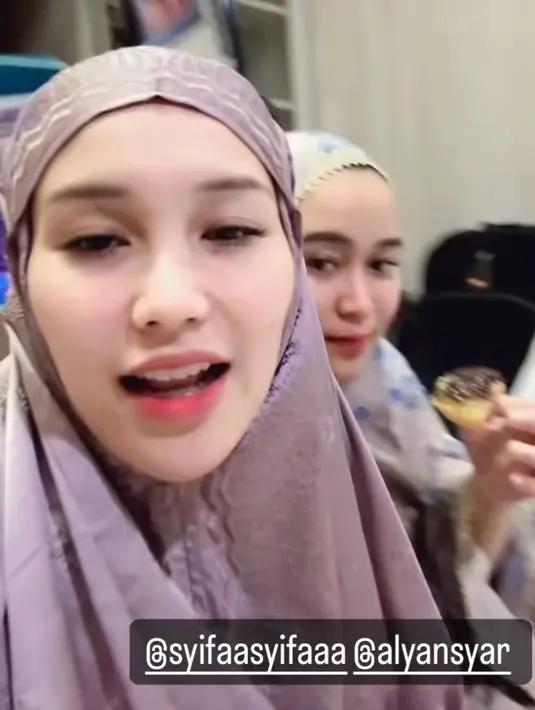 Ayu pun sholat bersama adiknya, Syifa. Tampak ia pun penuh suka cita menyambut bulan menjelang Ramadan.  [@ayutingting92]